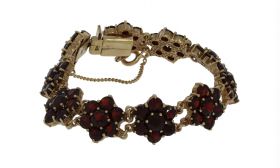Gouden vintage dames armband met tientallen granaten bloem rozet