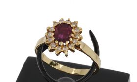 Robijn diamanten 18 karaats gouden entourage dames ring