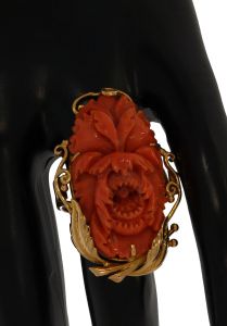 Exclusieve 18k gouden ring met handgestoken bloedkoraal roos